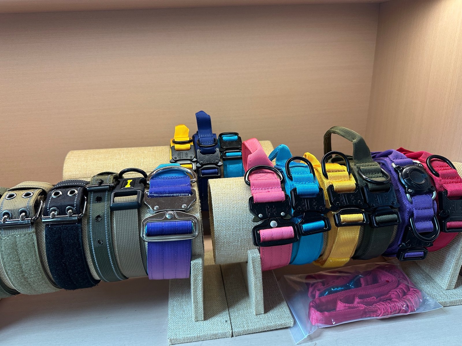 K9 collar and leash hardware reference with webbing colors, D-rings, and quick-release buckles