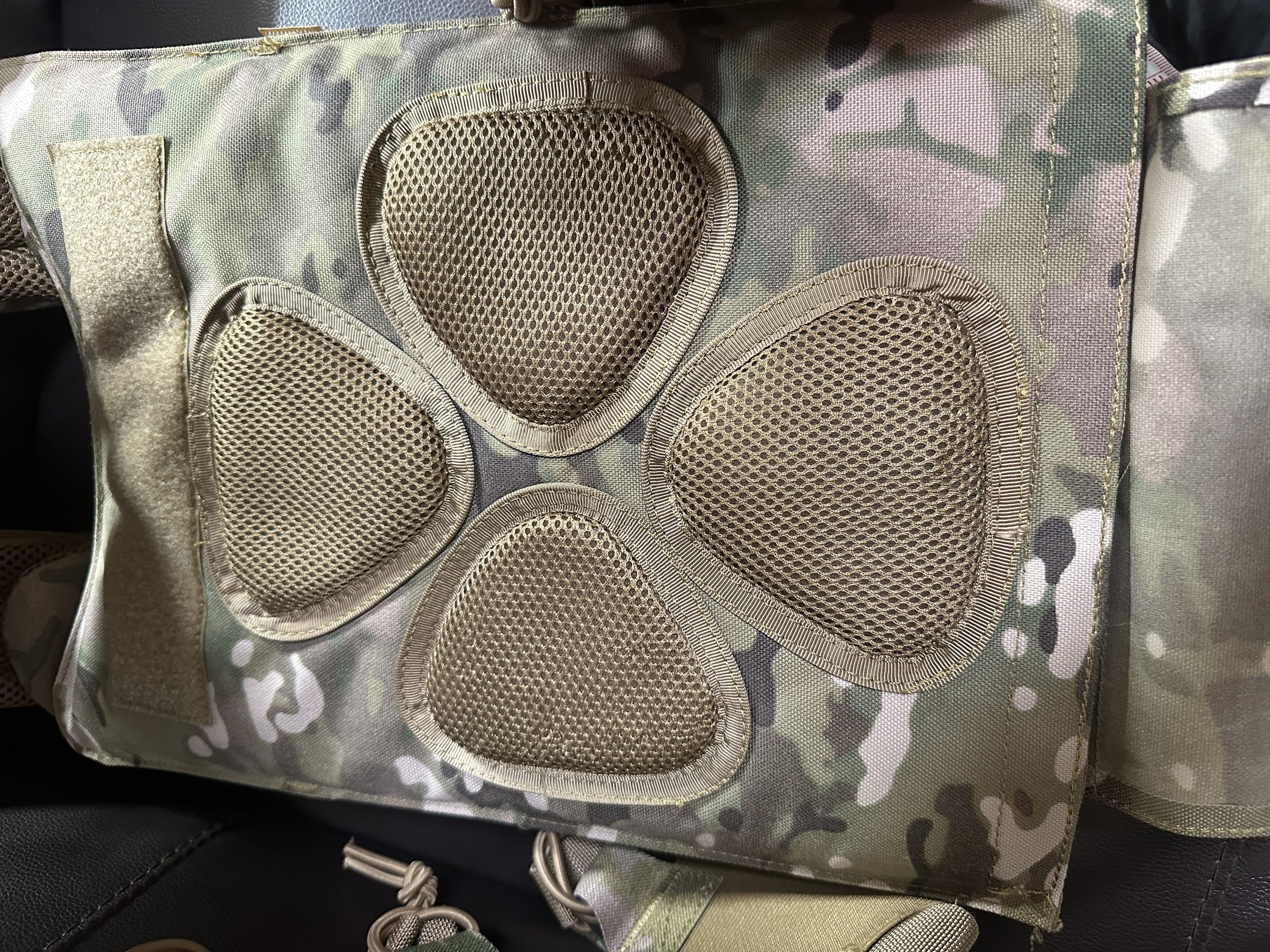 Breathable mesh cushion pad on the inside of a plate carrier
