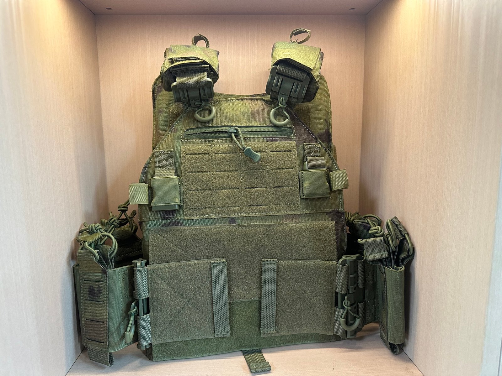 Tactical chest rig reference with hook-and-loop panels, pouch layout, buckles, and side attachments